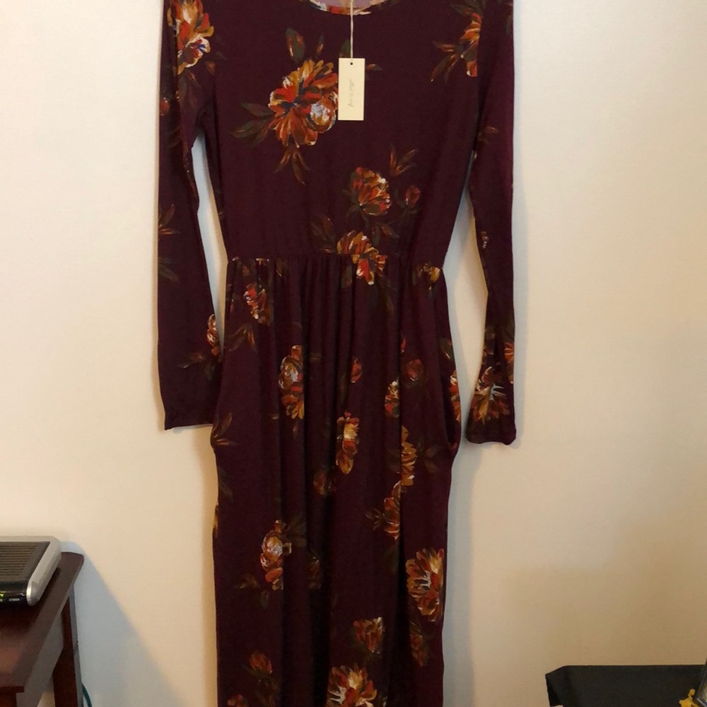 Has pockets !! Super soft and comfortable